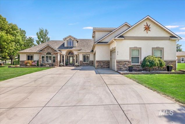 319 Clear Lakes Ln