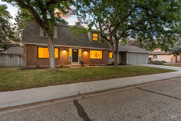 466 W Hibiscus