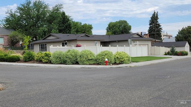 585 S Park Boulevard Ontario, OR House Active - Photo 1 of 40. Opens carousel modal