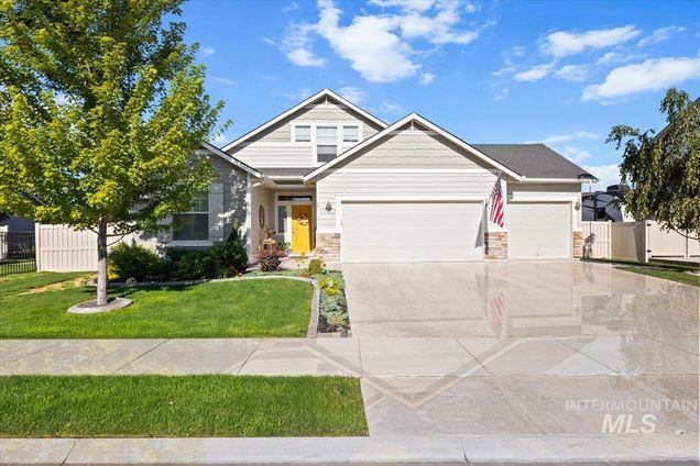 15653 Bridgeton Ave Caldwell, ID House Active - Photo 1 of 36. Opens carousel modal