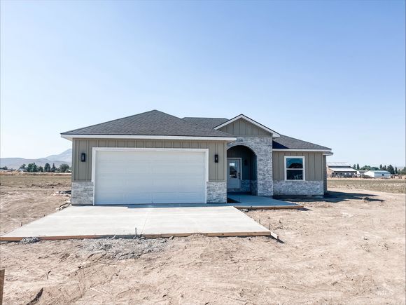 190 E Pioneer Dr