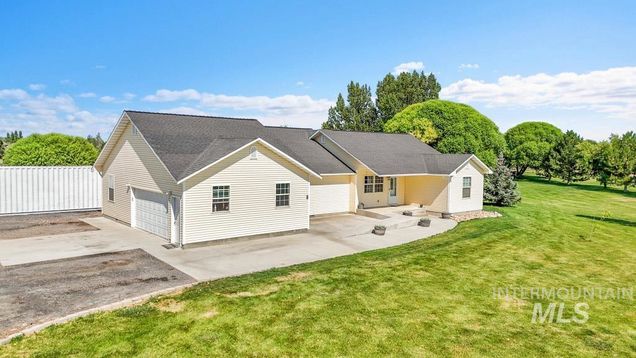 4048 N 1450 E Buhl, ID House Active - Photo 1 of 48. Opens carousel modal