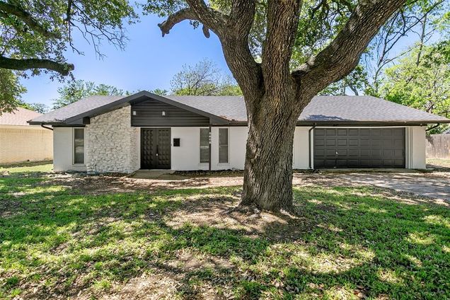 5608 Wimbleton Way Fort Worth, TX House Pending - Photo 1 of 24. Opens carousel modal