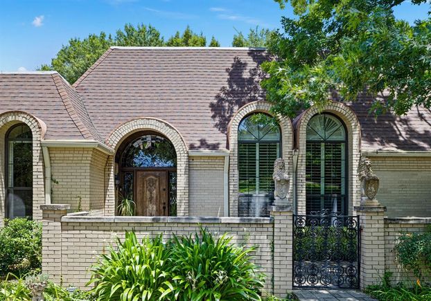 2 Nobhill Drive