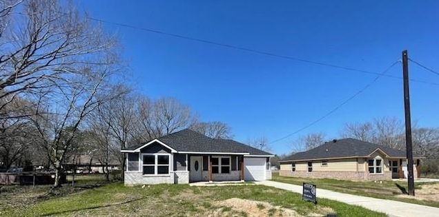 917 Redoak Drive West Tawakoni, TX House Active - Photo 1 of 21. Opens carousel modal