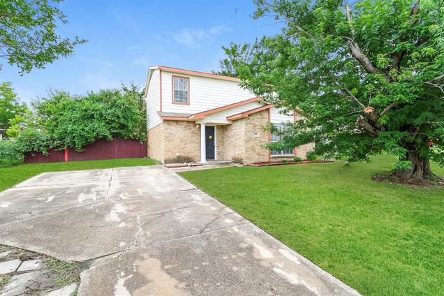 501 Curts Drive Grand Prairie, TX House Active - Photo 1 of 15. Opens carousel modal