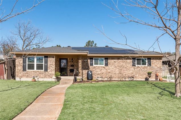 406 Summit Drive Richardson, TX House Active - Photo 1 of 26. Opens carousel modal