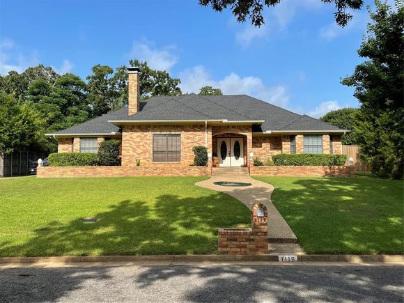 1116 E Oval Drive