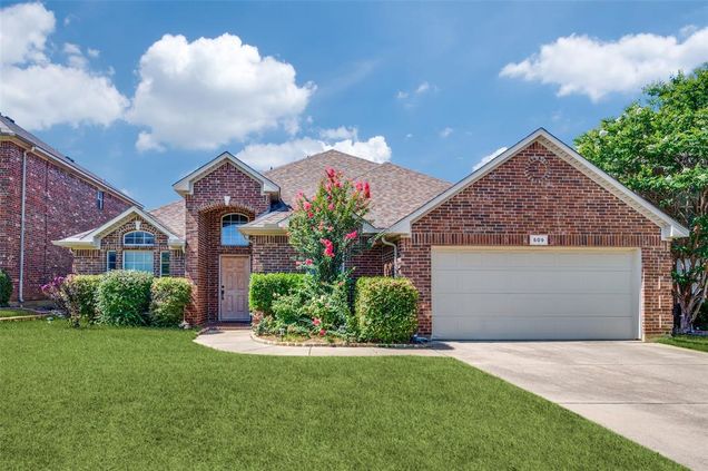509 Crownpoint Lane Arlington, TX House Active - Photo 1 of 10. Opens carousel modal