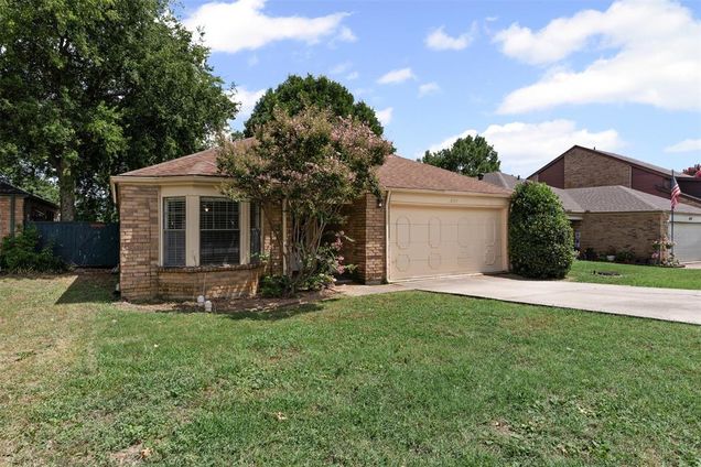 841 Country Club Place Grand Prairie, TX House Active - Photo 1 of 25. Opens carousel modal