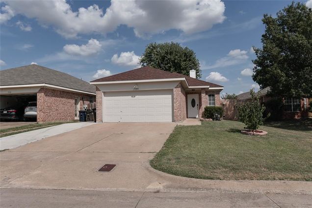 7108 Park Creek Circle W Fort Worth, TX House Active - Photo 1 of 25. Opens carousel modal