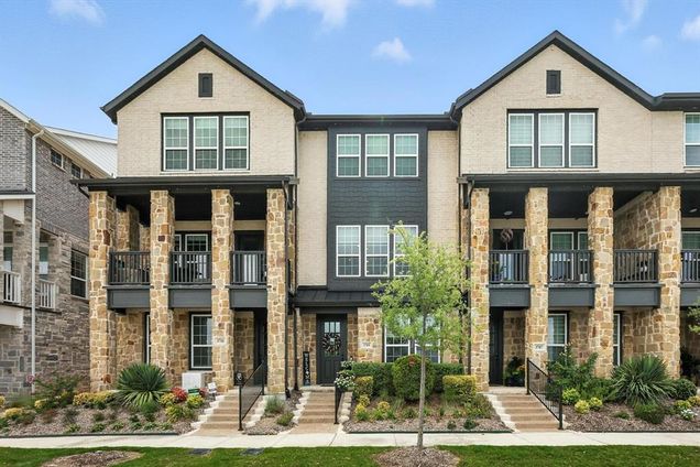 3709 Island Vista Drive Arlington, TX Townhouse Active - Photo 1 of 36. Opens carousel modal