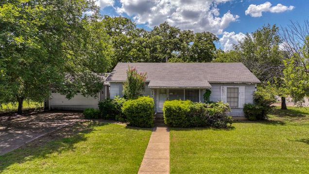 813 Hanover Street Weatherford, TX House Active - Photo 1 of 24. Opens carousel modal