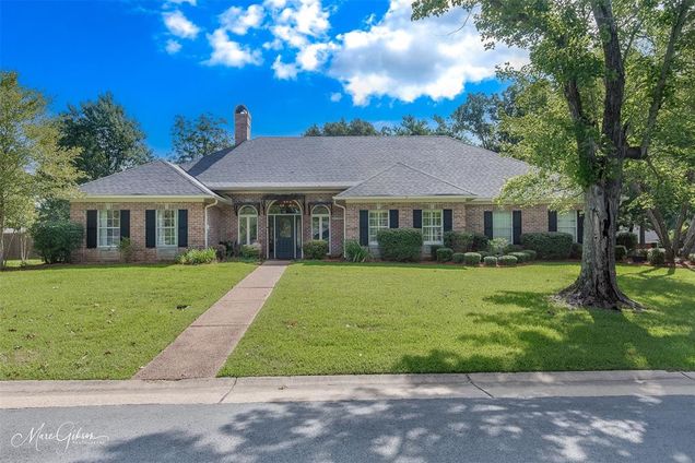 11135 Magnolia Glen Shreveport, LA House Active - Photo 1 of 37. Opens carousel modal
