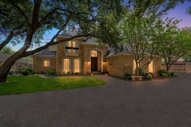 6 Heritage Court Grand Prairie, TX House Active - Photo 1 of 36. Opens carousel modal