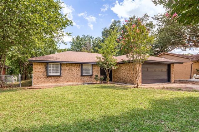 813 Green Pastures Drive Cedar Hill, TX House Active - Photo 1 of 26. Opens carousel modal
