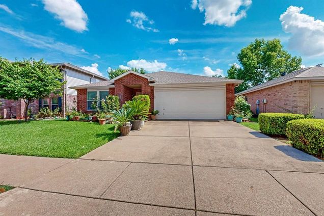2124 Shawnee Trail Fort Worth, TX House Active - Photo 1 of 37. Opens carousel modal