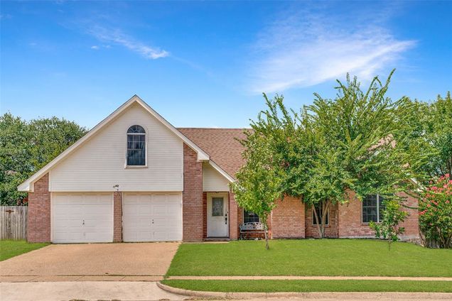 9 Atlantic Avenue Midlothian, TX House Active - Photo 1 of 12. Opens carousel modal