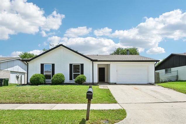 1720 Glenview Lane Arlington, TX House Active - Photo 1 of 39. Opens carousel modal