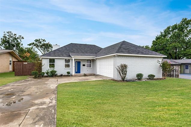 915 Warfield Way
