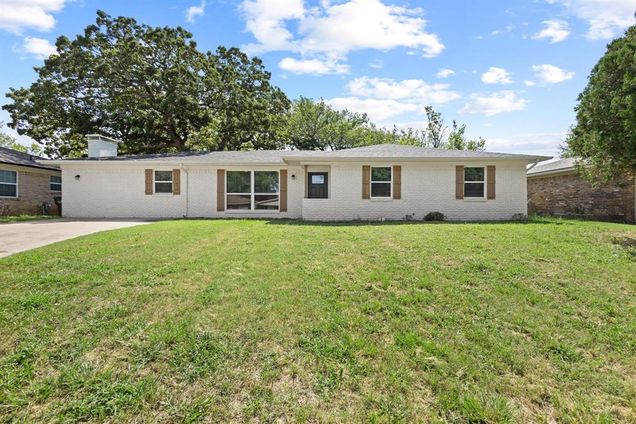 2014 Jerry Avenue Denison, TX House Active - Photo 1 of 28. Opens carousel modal