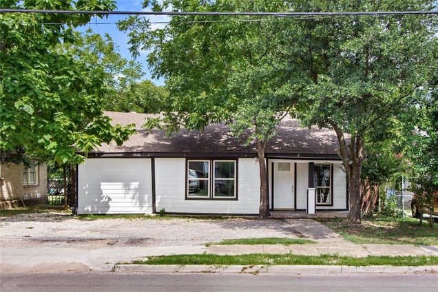1206 S Edgefield Avenue Dallas, TX House Active - Photo 1 of 12. Opens carousel modal
