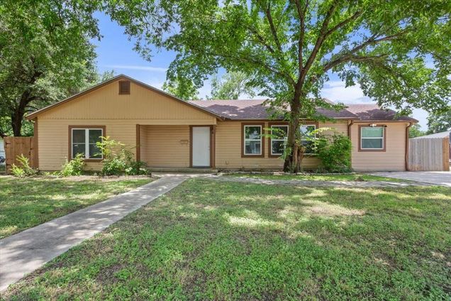 102 E Southland Avenue Marlin, TX House Active - Photo 1 of 25. Opens carousel modal