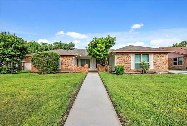 936 Cottonwood Trail Benbrook, TX Multifamily Active - Photo 1 of 12. Opens carousel modal