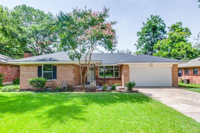 424 Royal Crest Richardson, TX House Active - Photo 1 of 13. Opens carousel modal