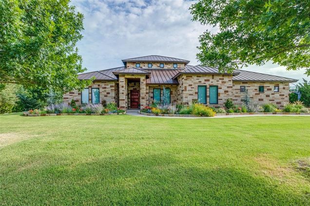 138 Whispering Winds Drive