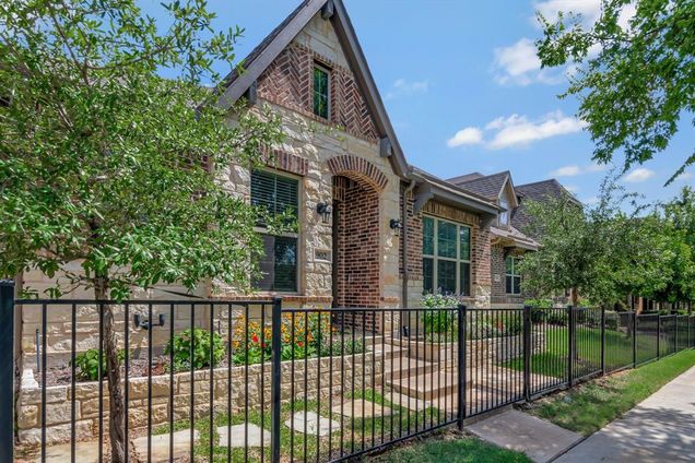 902 Adam Way