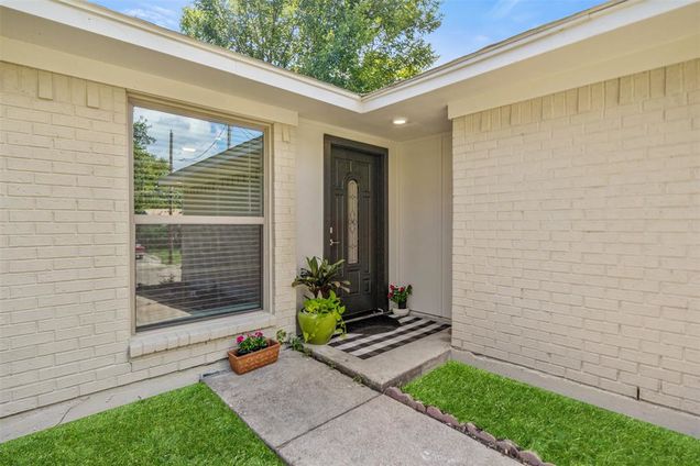 2647 Kellogg Avenue Dallas, TX House Active - Photo 1 of 22. Opens carousel modal