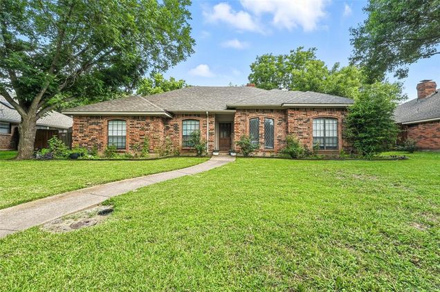 732 Heather Knoll Drive DeSoto, TX House Active - Photo 1 of 40. Opens carousel modal
