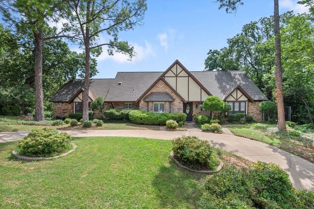 1005 Acorn Court Arlington, TX House Active - Photo 1 of 40. Opens carousel modal