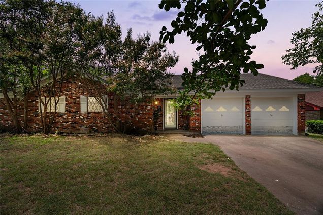 1012 Bois D Arc Street Weatherford, TX House Contingent - Photo 1 of 25. Opens carousel modal