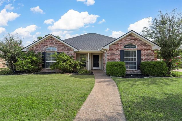 952 Cheyenne Trail Hewitt, TX House Active - Photo 1 of 25. Opens carousel modal