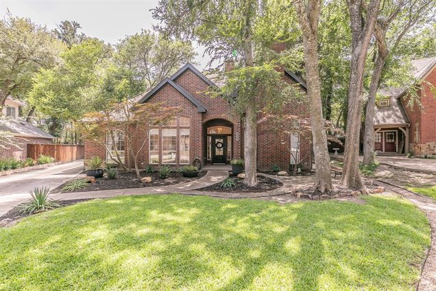 2807 Carriage Trail