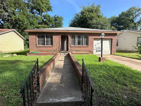 516 Lenox Street Waco, TX House Active - Photo 1 of 19. Opens carousel modal