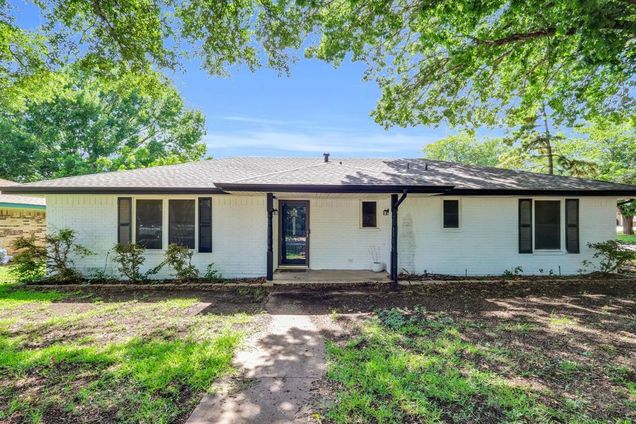 1511 Hillside Drive Midlothian, TX House Active - Photo 1 of 25. Opens carousel modal