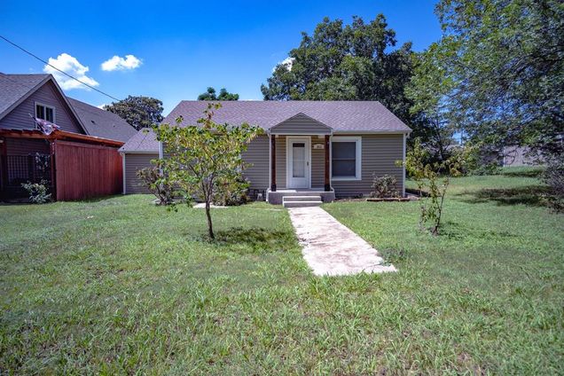 162 W Shreveport Street Van Alstyne, TX House Active - Photo 1 of 23. Opens carousel modal