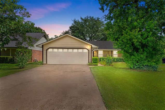 2526 Downs Circle Bossier City, LA House Active - Photo 1 of 30. Opens carousel modal
