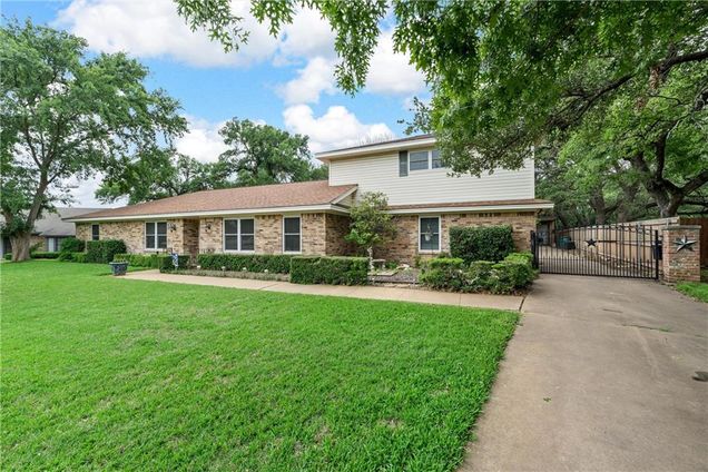 3217 Pioneer Circle Woodway, TX House Sold - Photo 1 of 1. Opens carousel modal