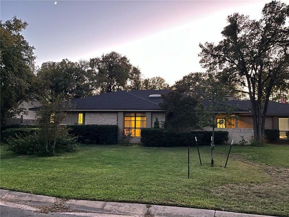 1604 Oak Hollow Drive