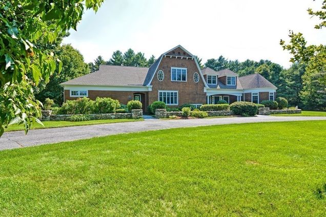 6 Macomber Ln Framingham, MA House Sold - Photo 1 of 42. Opens carousel modal