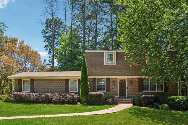 461 Village Green Court SW