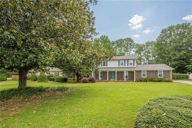385 Stonebridge Trail Roswell, GA House Active - Photo 1 of 55. Opens carousel modal