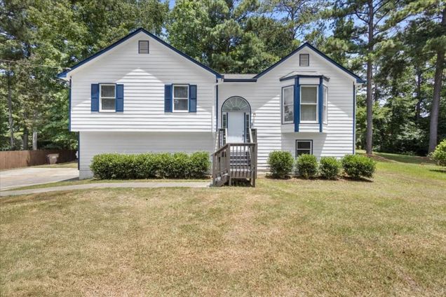624 Silverthorne Circle Douglasville, GA House Active - Photo 1 of 30. Opens carousel modal