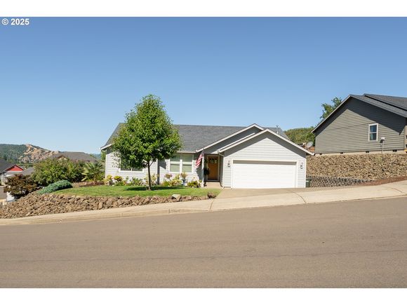 628 NE Cummins St