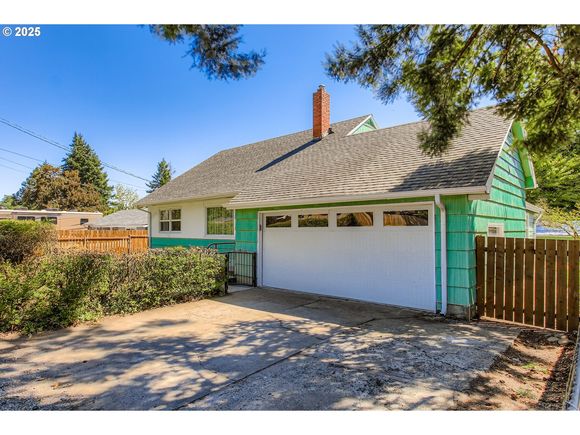 2204 SE 117th Ave Portland, OR House Active - Photo 1 of 32. Opens carousel modal