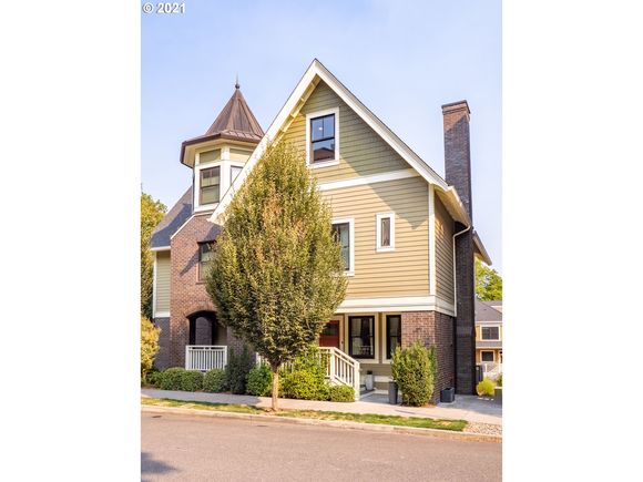 133 SW Gibbs St Unit #12 Portland, OR Condo Sold - Photo 1 of 1. Opens carousel modal